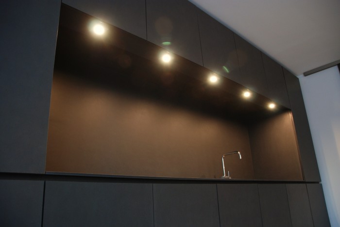 küche | in Eternit Anthrazit | mit LED-beleuchtung und versteckter Steckdosenleiste