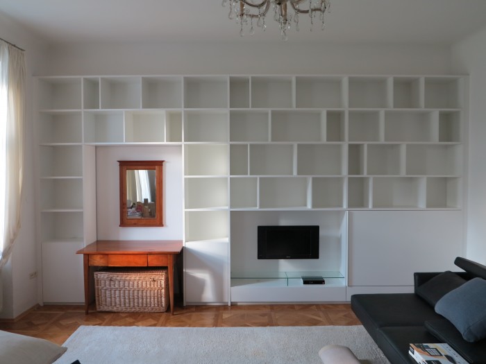 bücherwand | integrierter tv und schreibtisch