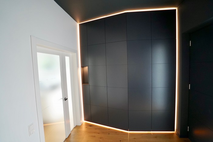 garderobe | schleiflack 7016 | nische und schattenfuge beleuchtet | schrank innenbeleuchtung mit bewegungsmelder
