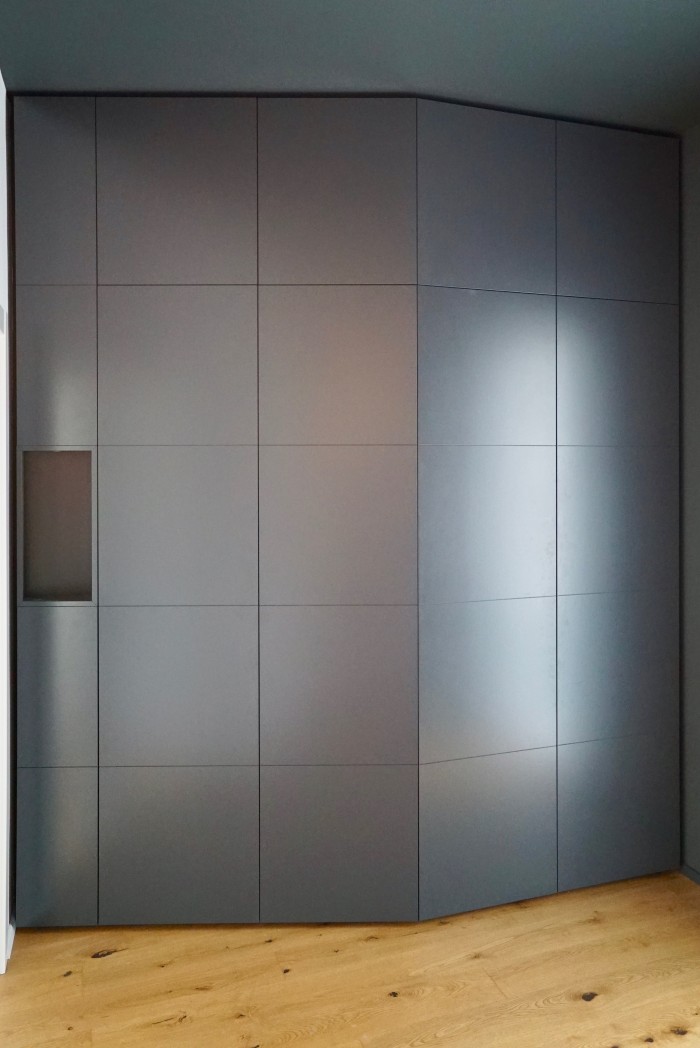 garderobe | schleiflack 7016 | nische und schattenfuge beleuchtet | schrank innenbeleuchtung mit bewegungsmelder