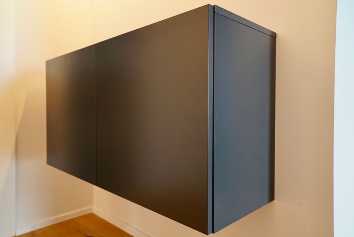garderobe | schleiflack 7016 | nische und schattenfuge beleuchtet | schrank innenbeleuchtung mit bewegungsmelder