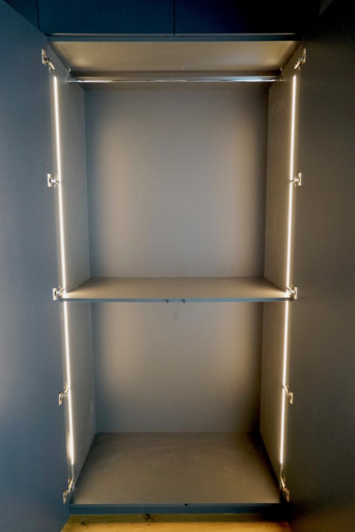 garderobe | schleiflack 7016 | nische und schattenfuge beleuchtet | schrank innenbeleuchtung mit bewegungsmelder