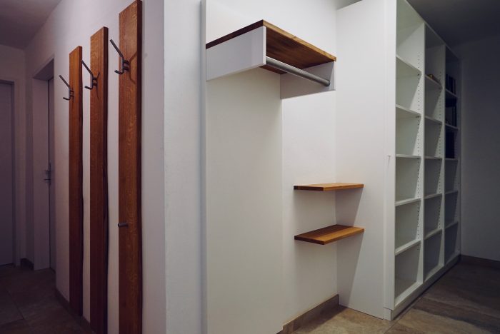 garderobe mit verborgenen abstellraum | eiche massiv geölt | weiß matt