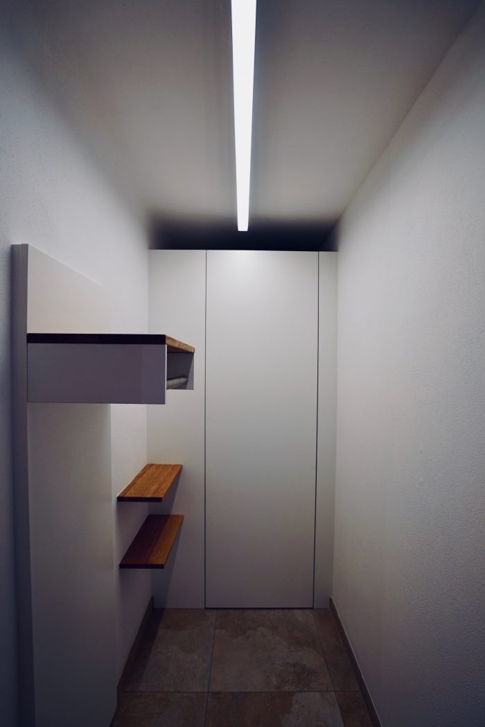 garderobe mit verborgenen abstellraum | eiche massiv geölt | weiß matt