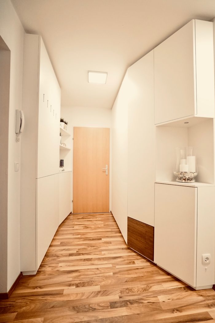 garderobe | weiss matt | mit flächenbündigen hocker in nuss geölt