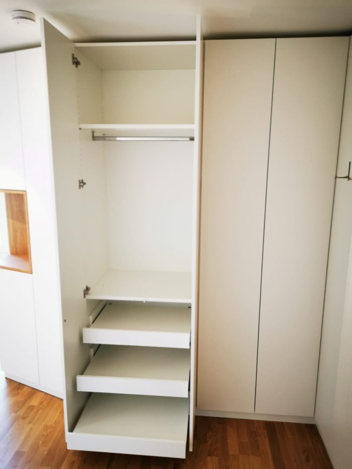 garderobe | weiss matt mit eiche natur geölt | ausklappbare garderobenhaken