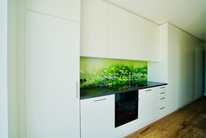 tischlerküche | weiß matt | glas nischen rückwand und natur-stein arbeitsplatte